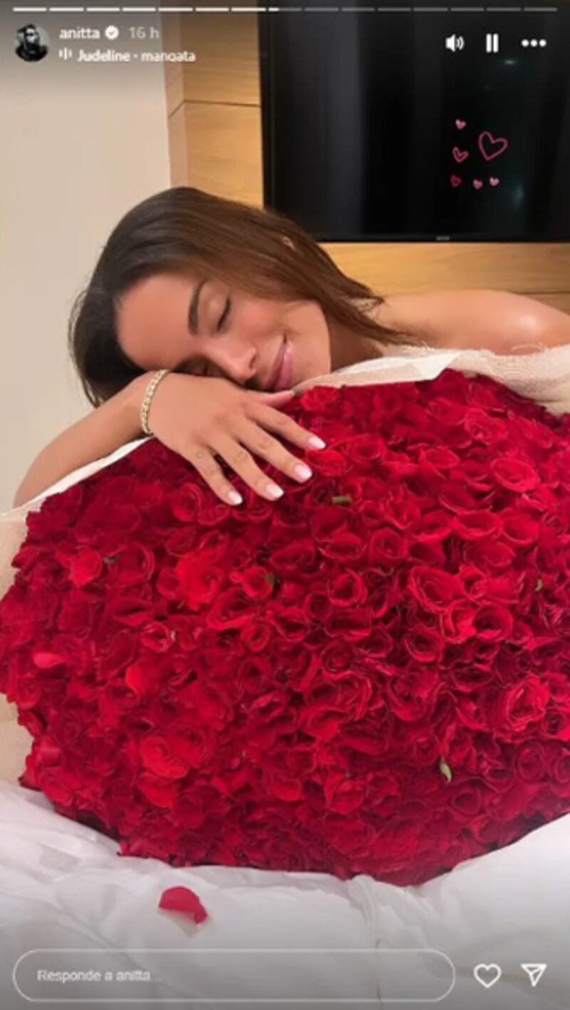 Anitta presumió su ramo de rosas