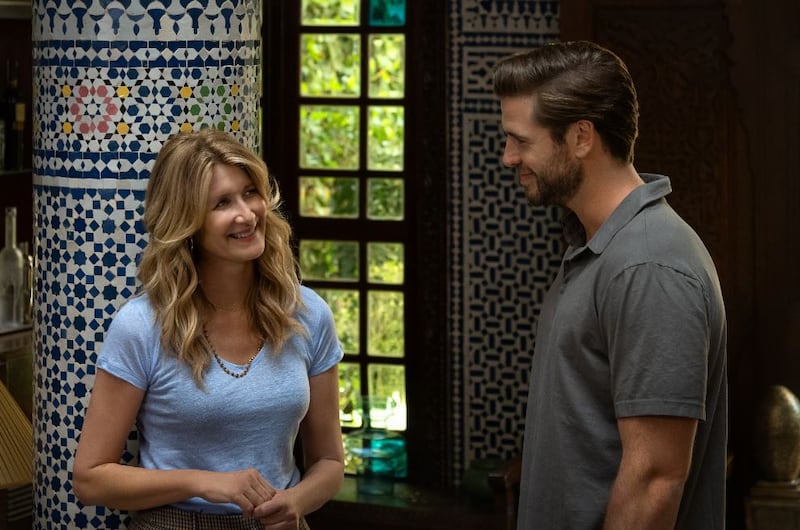 Laura Dern y Liam Hemsworth protagonizan con gran química 'Una aventura en Marruecos'