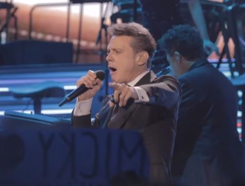 La inesperada reacción de Luis Miguel al recibir un sostén del público: "Perdió kilos, pero no la picardía"